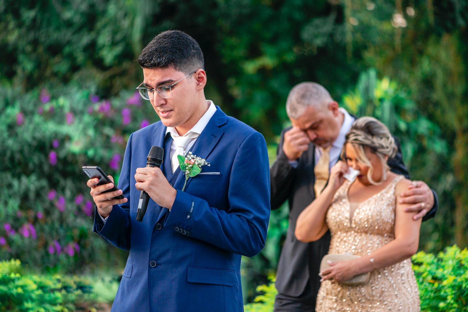 bridegroom giving speech at wedding